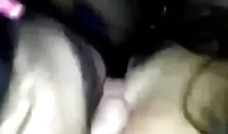 कूल आउटफिट में अंग्रेजी सेक्सी फुल बड़े स्तन