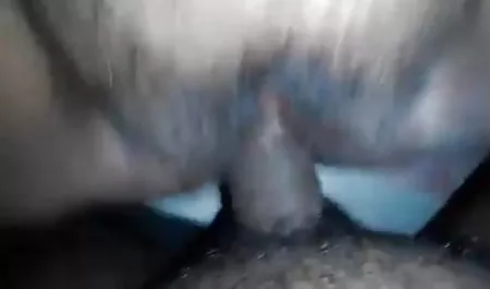 पति के साथ फोन पर बात करती है और उसे धोखा सेक्सी फिल्म सेक्सी फिल्म देती है