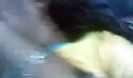 वीडियो चैट में अपने पति के साथ पैसे कमाने वाली यूक्रेनी महिला सेक्सी पिक्चर वीडियो में दिखाइए