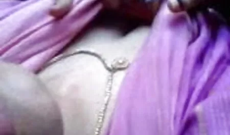 एक मद्रासी सेक्सी वीडियो फिल्म अधिकारी के रूप में लड़की