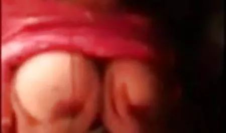 ग्लैमरस श्यामला एक सेक्सी फिल्म वीडियो सोफे पर गंदा नृत्य प्यार करता है