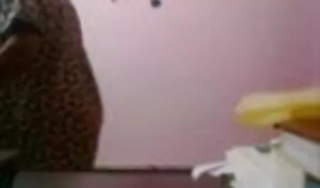 सेक्सी नौकरानी ने अपने करीना की सेक्सी फिल्म मालिक के गधे को बहकाया