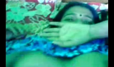 एक ग्रे बिस्तर पर पीले रंग सेक्स की फिल्म में गर्म lesbo