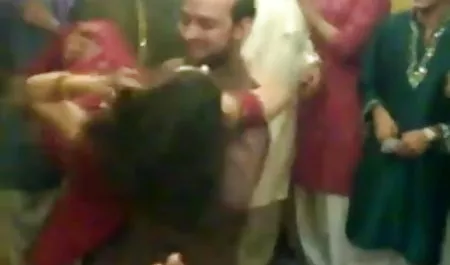 एशियाई सेक्सी फिल्म हिंदी फूहड़ एक blowjob बनाता है
