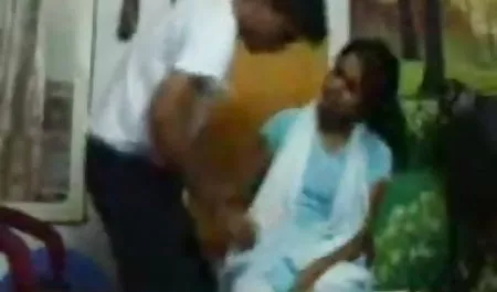 एक न्यडिस्ट समुद्र तट पर बॉलीवुड मूवी सेक्सी बेकार है