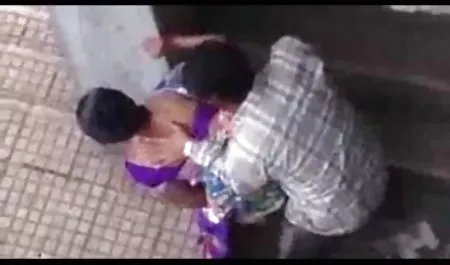 एक सेक्सी फिल्म चलने वाली आदमी को चोदो