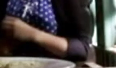 एक जवान लड़की सेक्सी फिल्म देव के साथ गुदा मैथुन