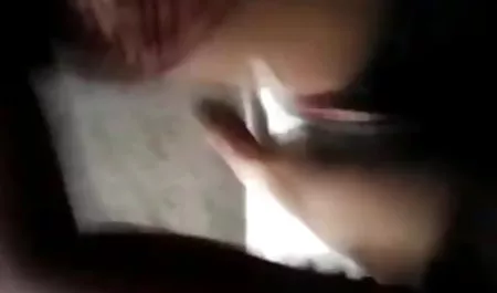 सुंदर गोरा एक सेक्सी मूवी वीडियो कामुक फिल्म में उदासीन