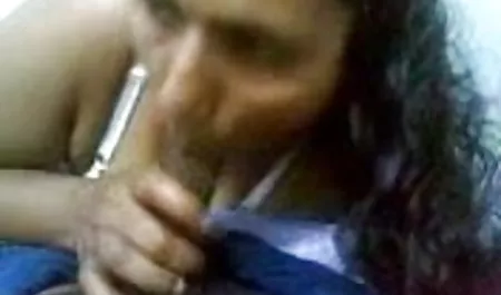 एक काले रंग के सोफे पर गोरा पांडित हीरो हीरोइन की सेक्सी फिल्म व्यक्ति दिखाई दिया