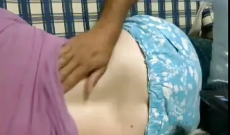 एक गुलाबी ब्लाउज में एक बच्चे के साथ बॉलीवुड की सेक्सी मूवी सेक्स
