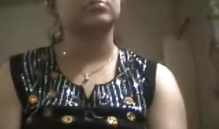 उसकी सेक्सी पिक्चर फुल मूवी गुदा छेद उसकी गहराई में है