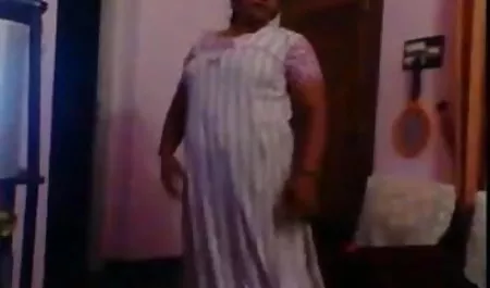 एक खूबसूरत श्यामला के सेक्सी मूवी वीडियो दिखाओ साथ गुदा सेक्स