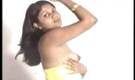 एक गोरी औरत की सेक्सी भोजपुरी मूवी योनि में काला डिल्डो