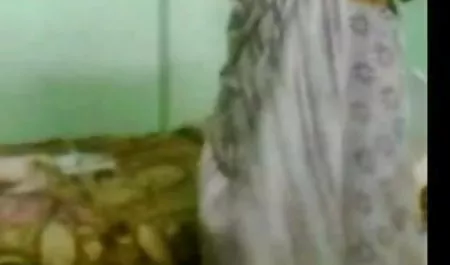तेल इंग्लिश पिक्चर फिल्म सेक्सी में बड़ा लूट एक उत्तेजित लिंग लेता है