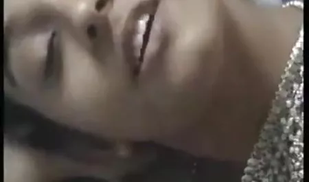 बच्चे की योनि को चाटा और सोफे पर सेक्स किया फिल्म सेक्सी हिंदी