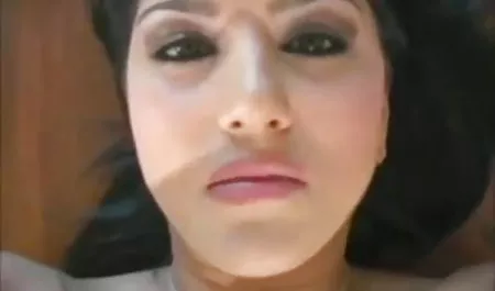 एक सुंदर कोई सेक्सी फिल्म दिखाओ श्यामला के लिए सेक्स छेद मालिश