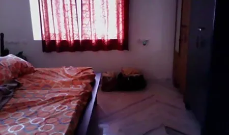 मोटा प्रेमी जंगल में एक सेक्सी मूवी का मोटी लड़की को चोदता है
