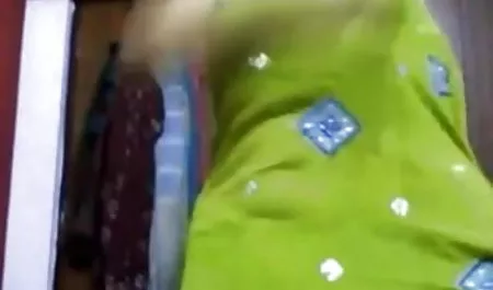 महिला छात्र ने संस्थान के शौचालय करीना कपूर का सेक्सी फिल्म में गड़बड़ कर दिया