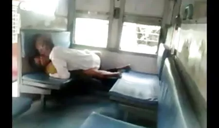 ऑस्ट्रेलियाई चूत में अपनी मुट्ठी से सेक्सी हीरोइन फिल्म खुद को चोदता है
