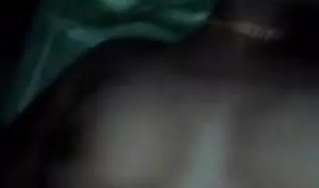 माँ के साथ सनी लियोन सेक्स वीडियो फिल्म फोन पर बात करता है जबकि उसका प्रेमी उसे चोदता है