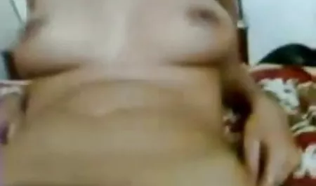 अपने हिंदुस्तानी सेक्स फिल्म दादा के साथ एक कमरे में किराए पर रहने वाली लड़की ने उसकी चुदाई की