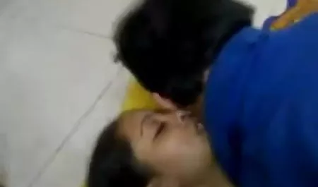 एक यौन सेक्सी फिल्म बॉलीवुड शिक्षक द्वारा बहकाया गया