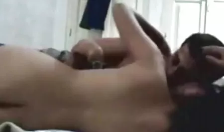 छोटी लड़की की जींस निचोड़ कर सेक्सी मूवी हिंदी में गांड में डाल दी