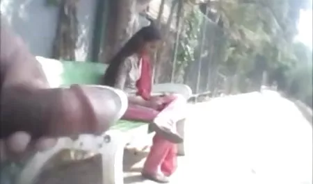 उमस भरे क्लाउडिया वेलेंटाइन एक लाल सोफे पर गड़बड़ हो जाता सेक्सी बीएफ फिल्म है