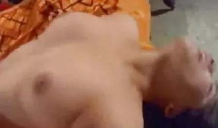 लड़की उसकी चूत को सहलाती है हिंदी वीडियो सेक्सी मूवी