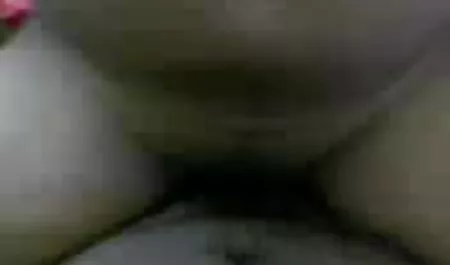 नीग्रो एक सफेद सेक्सी फिल्म देखने के लिए वीडियो प्रेमिका को चोदते हुए अपना फोन हटा लेता है