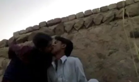 लड़की कंप्यूटर पर बैठना चाहती तेलुगु फिल्म सेक्सी थी, लड़का नहीं देता था