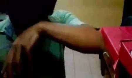गांड पर बाथ शीट ट्रिपल सेक्सी मूवी की तरह चिपक गया