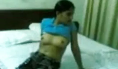 एक पतली संजय दत्त सेक्सी वीडियो औरत को बाँधा और वाइब्रेटर से उसकी चूत में ऊँगली की