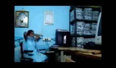 एक गोरा इंग्लिश सेक्सी मूवी इंग्लिश सेक्सी मूवी के साथ गधे में समूह सेक्स