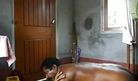 एक बड़ा डिक वाला इलेक्ट्रीशियन रास्ते से आया सेक्सी फिल्म बढ़िया वाली