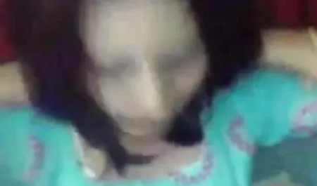 गोरा सेक्सी फिल्म मद्रासी उसकी चूत को सहलाता है