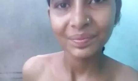 दिखने में सेक्सी बफ फिल्म शर्मीली लड़की
