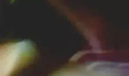 एक शॉपिंग सेंटर की पार्किंग में एक कार में बैठ जाता है अजय देवगन की सेक्सी फिल्म