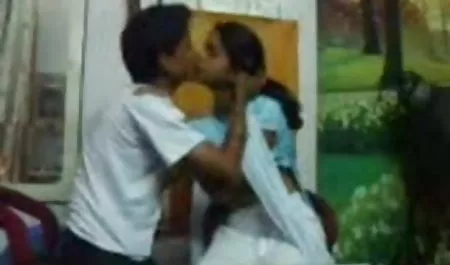गहरे गले वाली लड़की को 69 पोज़ सेक्सी साउथ फिल्म में चाटा गया था