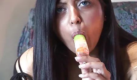 एक सुनहरे सोफे पर गर्म सेक्सी में फिल्म handjob