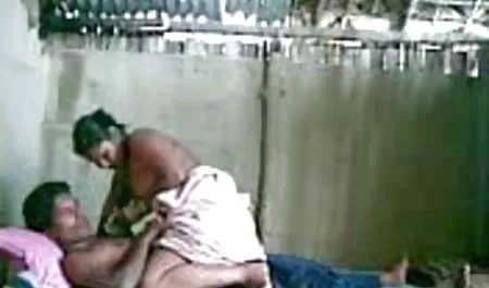 विभिन्न पोज में एक भव्य श्यामला के साथ हिंदी सेक्स फिल्म वीडियो में सेक्स