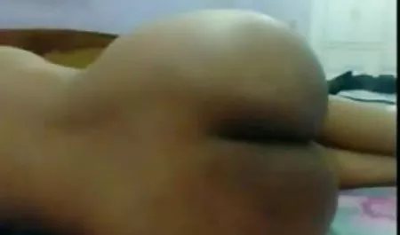गोरा कॉमेडी सेक्सी फिल्म दो मम्मे मसलता है