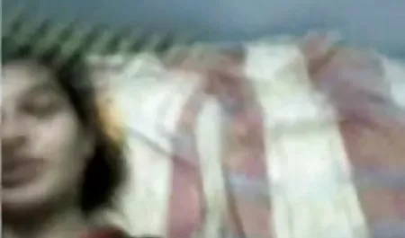 परी लड़की सेक्सी फिल्म हिंदी सेक्सी वीडियो एक योनि को सहलाती है